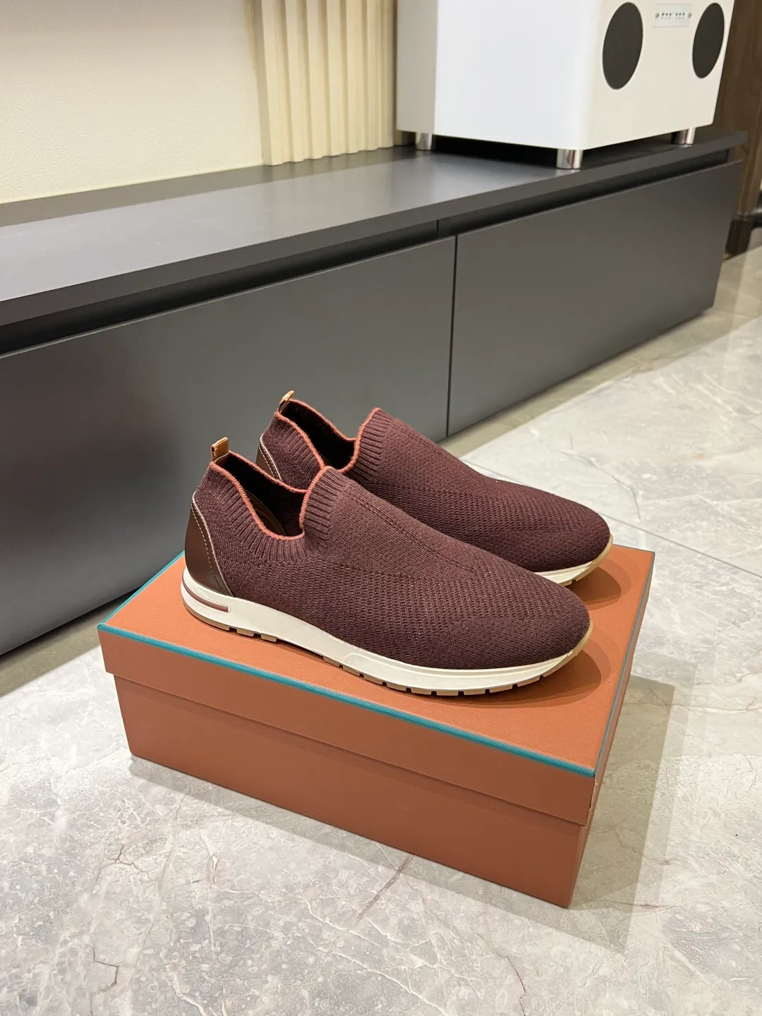 Men's Men's Shoes 💰p380 Loro Men's Shoes 💰piana/Noyo Piana 360 L Men's Shoes 💰p Flexy Walk Men's Sports Shoes These sports shoes are made of knitted wool uppers, and the heel is wrapped in smooth calf leather. Merino sheep are selected from Australia and New Zealand. The upper is machine-woven like a sweater, and then equipped with a white rubber outsole and a Kummel-colored sole. It is both beautiful and non-slip. The fabric is 100% cashmere and the insole is calf leather. It is super comfortable on the feet! Comes with full original packaging! Multiple colors available! Size: 38-44 (45 customized)